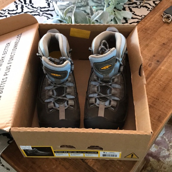 Keen Shoes - Keen women’s hiking boots new in box NWT